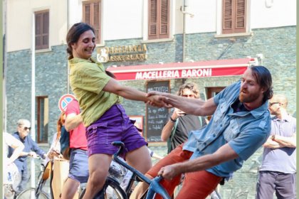 Compagnia Rasoterra Circo in «Happiness»