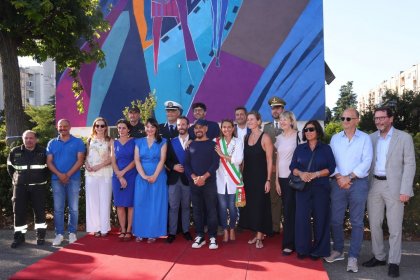 Piacenza celebra Giorgio Armani con un’opera muraria firmata Kotè
