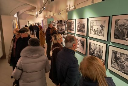 In Fondazione “Scatti e accordi” per la Notte dei Musei: le foto di Cravedi e musica degli anni Settanta
